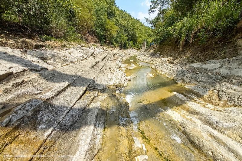 Batu-batu ini terbentuk secara alami.