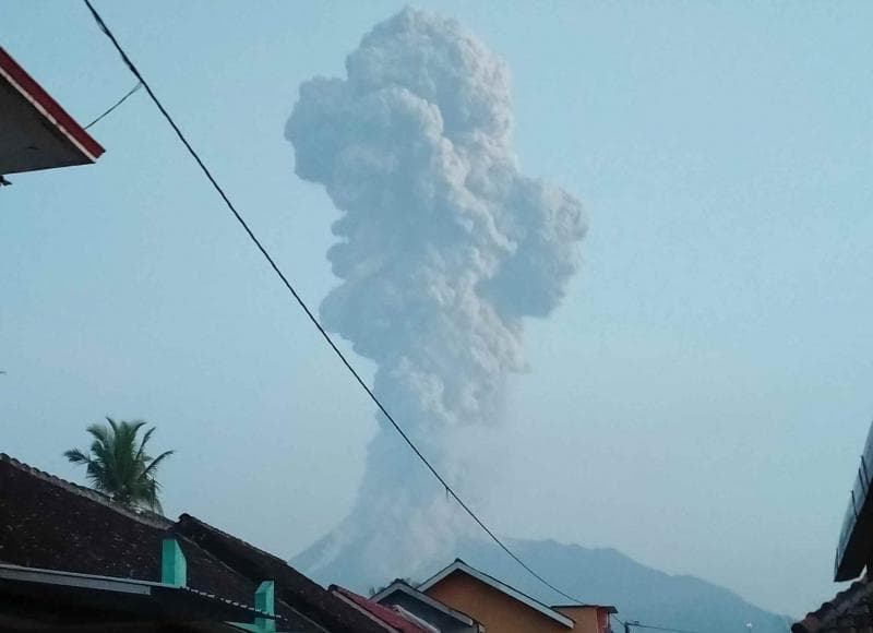 Erupsi Gunung merapi pada Selasa pagi. (Twitter.com/Merapi_news)