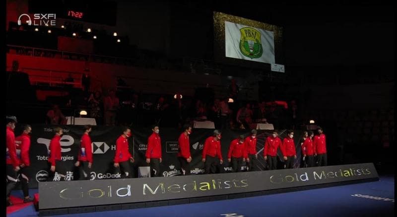 Bendera PBSI dikibarkan saat Indonesia juara Piala Thomas, bendera Merah Putih nggak boleh dikibarkan. (Twitter.com/BadmintonTalk)