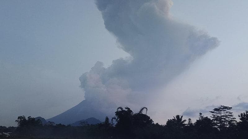 Erupsi Gunung Merapi.&nbsp;(twitter.com/globalissuesweb)