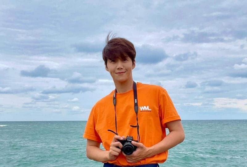 Nggak hanya Kim Seon Ho, agensinya juga ikut meminta maaf.