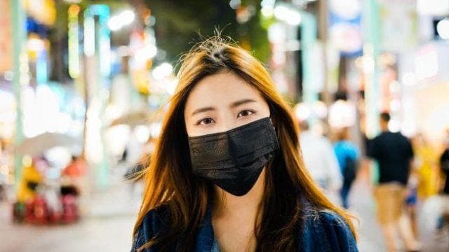 Orang sehat nggak dianjurkan pakai masker. (Istockphoto/Izusek)