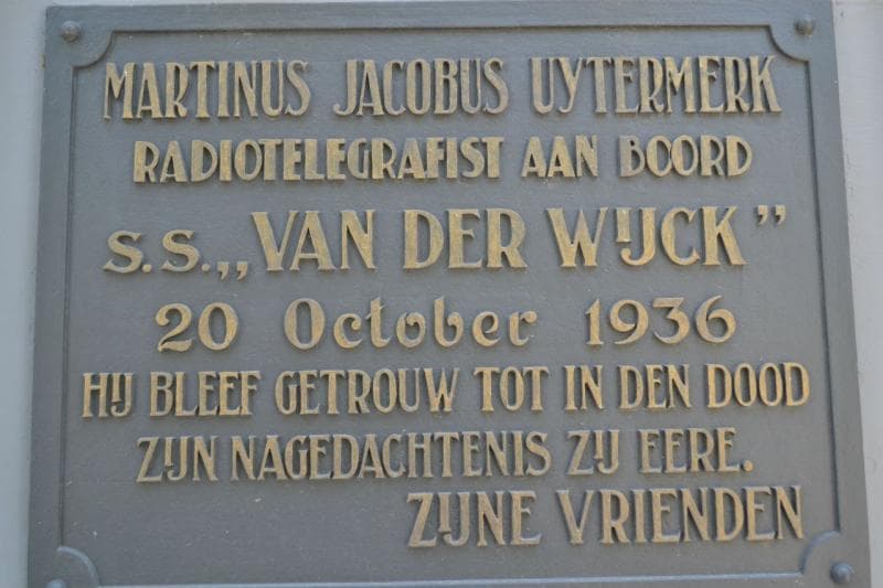 Monumen penanda tenggelamnya kapal van der Wijk di Lamongan, Jawa Timur. (suprizaltanjung.wordpress.com)