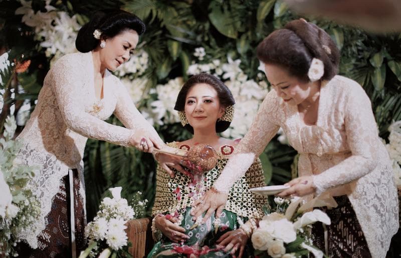 Tradisi mitoni di adat Jawa. (Lucedale)