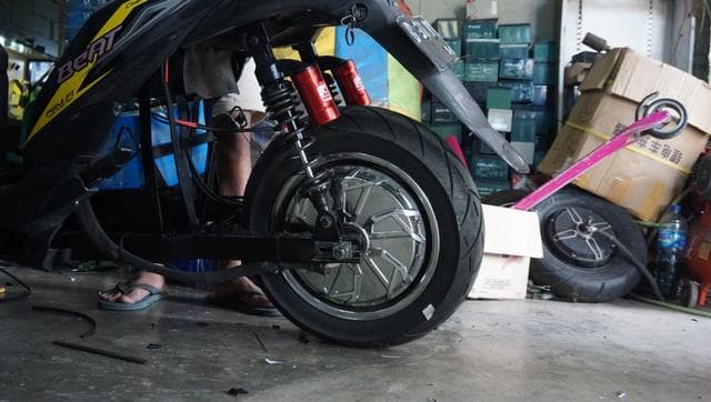 Sepeda motor bensin bisa dikonversi menjadi bertenaga listrik. (Dok. Ady Siswanto/Petrikbike via Kumparan)