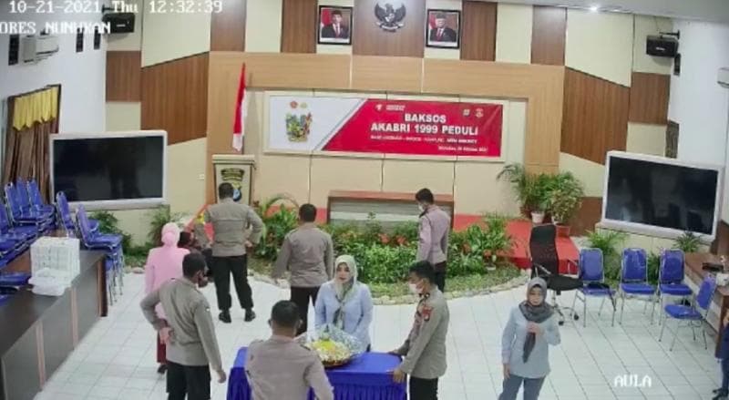 Video viral yang menunjukkan Kapolres Nunukan menganiaya anggota polisi hanya karena Zoom meeting. (Detik/CCTV Polres Nunukan)