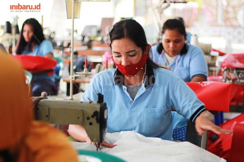Ilustrasi: Aktivitas menjahit warga binaan LPP KelasA IIA Semarang. (Inibaru.id/Triawanda Tirta Aditya)