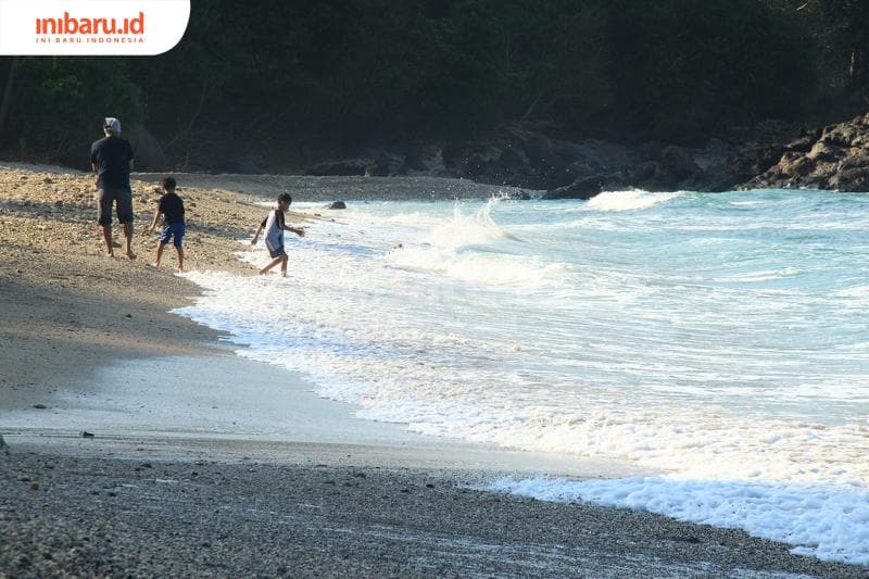 Mitos yang masih dipercaya orang Indonesia: Memakai baju hijau di Pantai Selatan Jawa kabarnya bakal membuatmu "ditarik" ke kerajaan gaib Nyi Roro Kidul. (Inibaru.id/Triawanda Tirta Aditya)
