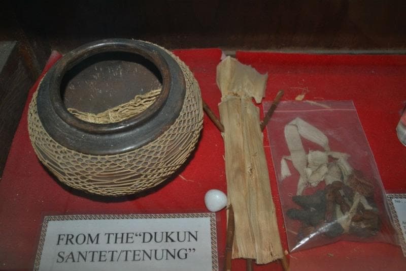 Barang-barang untuk santet dipajang di Museum Santet. (Superadventure.co.id)