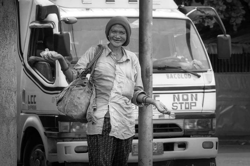 Fatwa MUI Sulsel meminta masyarakat nggak memberikan uang ke pengemis. (Flickr/

Brian Evans)