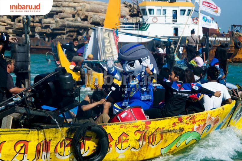 Tampak maskot Mahesa Jenar sedang mengikuti acara Sedekah Bumi dan Laut di Tambak Lorok. (Inibaru.id/ Audrian F)<br>