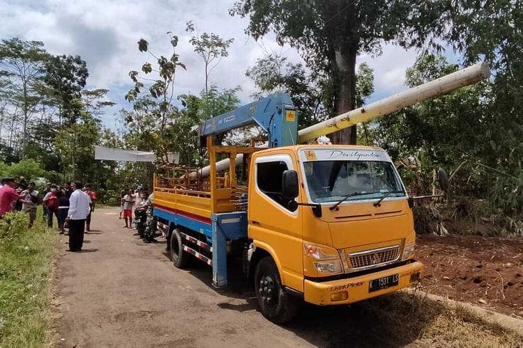 Mantan Kades Guwo di Pati mencabut tiang lampu di desanya karena jengkel dituduh korupsi. (Kompas - Dok Pemerintah Desa Guwo)