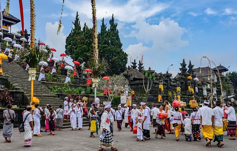 Penganut agama Hindu di Pura Besakih, Bali. (Flickr/

Nina R)