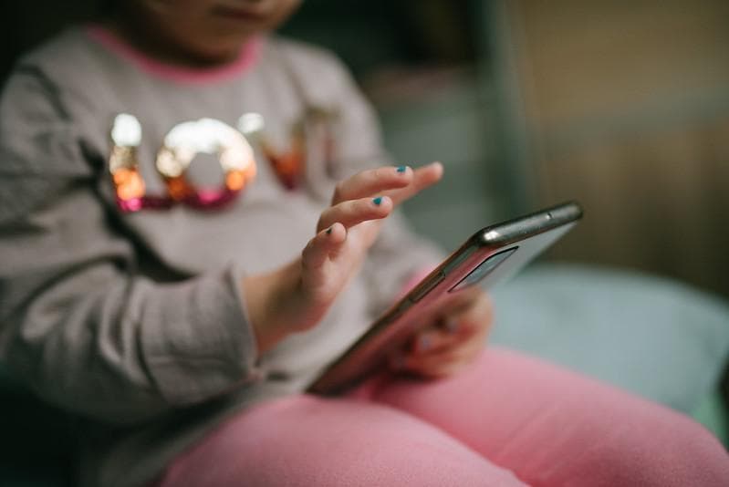 Batasan Usia Anak Boleh Memakai Media Sosial