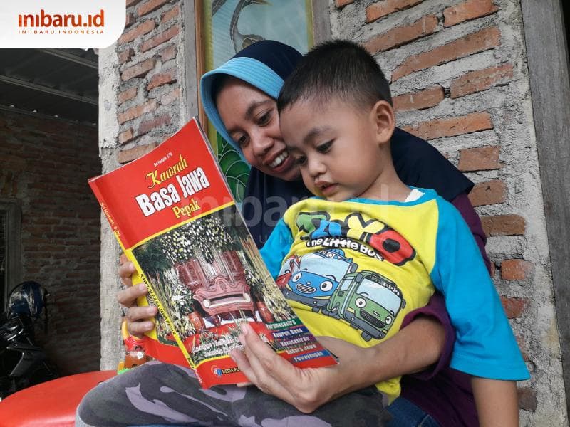 Seorang ibu yang sedang mengajarkan bahasa Jawa pada anaknya. (Inibaru.id/ Dyana Ulfach)