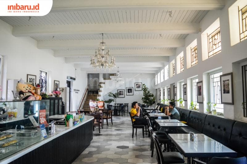 Potrait interior klasik yang ada didalam Oud En Nieuw. (Inibaru.id/ Kharisma Ghana Tawakal)