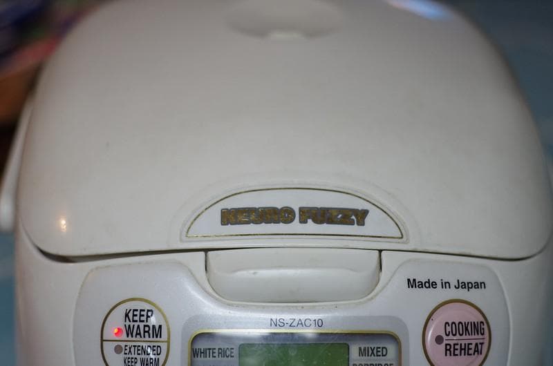 Ada mekanisme di dalam rice cooker yang membuat alat ini tahu kapan harus memindahkan tuas 'Cook' ke 'Warm. (Flickr/

David Prasad)