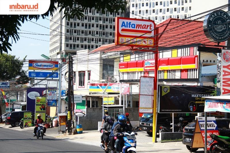 Adanya dua transaksi jadi alasan sejumlah pihak menyebut promo tebus murah di minimarket haram. (Inibaru.id/Triawanda Tirta Aditya)