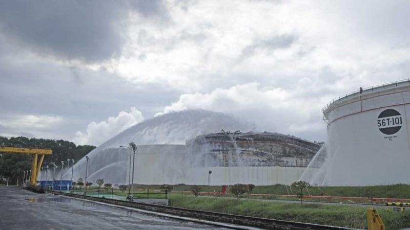 Proses pemadaman kebakaran kilang Pertamina. (id.motor1)