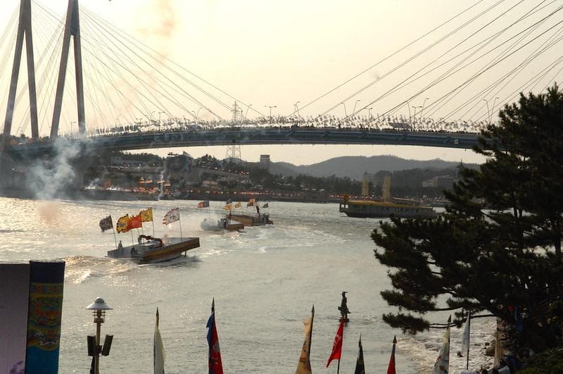 Festival Pertempuran Myeongryang dengan Jembatan antara Pulau Jindo dan Haenam sebagai latarnya. (Flickr/

USAG- Humphreys)