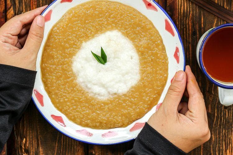Bubur merah-putih menjadi salah satu hidangan yang kerap disajikan pada acara Brokohan. (Kompas/Shutterstock/Sherliana Juliani)