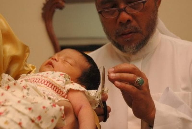 Potong rambut menjadi bagian dari upacara Selapanan. (Republika)