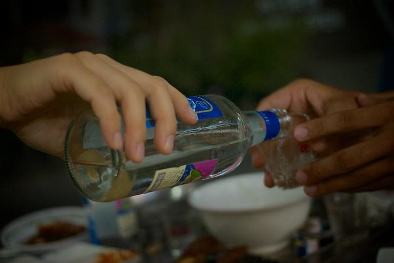 Soju sering diminum bareng-bareng teman atau rekan kerja. (Flickr/

ecodallaluna)