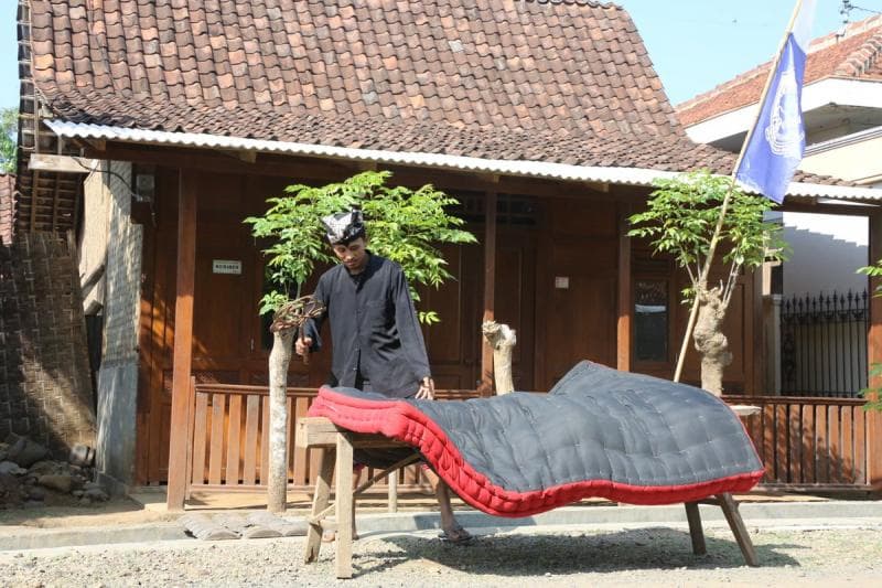 Jemur kasur dan memukulnya bisa jadi self-healing. (Boombastis)