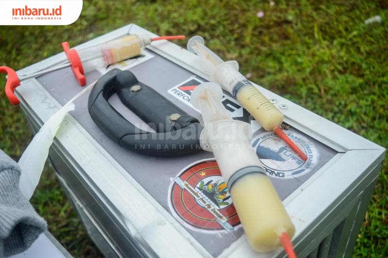 Beragam jenis bubur dalam spet untuk pakan burung Free Fly. (Inibaru.id/Kharisma Ghana Tawakal)