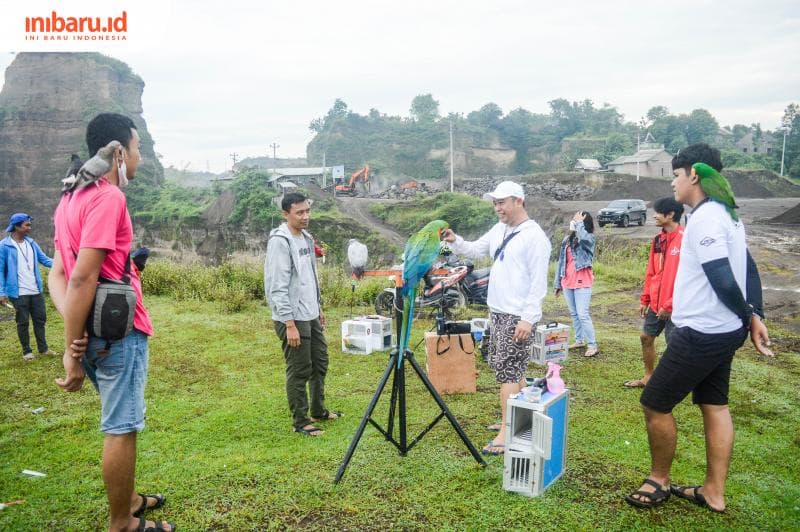 Komunitas LPFS tngah sharing cara melatih burung biar bisa free fly. (Inibaru.id/ Kharisma Ghana Tawakal)