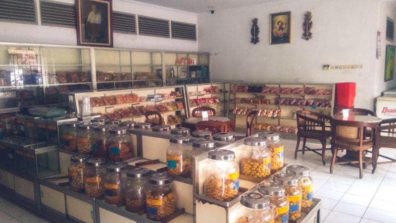 Ada banyak jenis roti yang bisa kamu beli di Toko Roti Go. (Travelingyuk/Gallant Tsany)