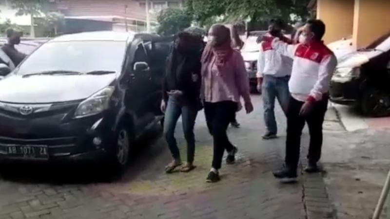 Siskaeee saat digiring untuk menjalani pemeriksaaan. (Kumparan)