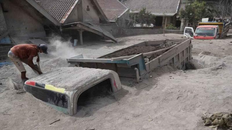Misteri truk kosong sisa erupsi Semeru juga masih jadi perbincangan banyak orang. (Etindonesia/Trisnadi/AP Photo)