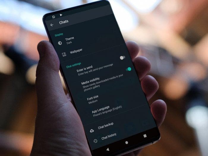 WhatsApp dalam dark mode (TechRadar)