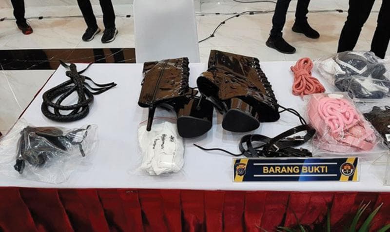 Barang bukti berupa peralatan yang sering dipakai Siskaeee untuk mengunggah konten porno. (radardepok)