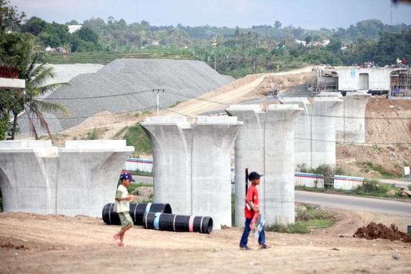 Viral Tiang Kereta Cepat Jakarta-Bandung Dirobohkan, Apa Alasannya?
