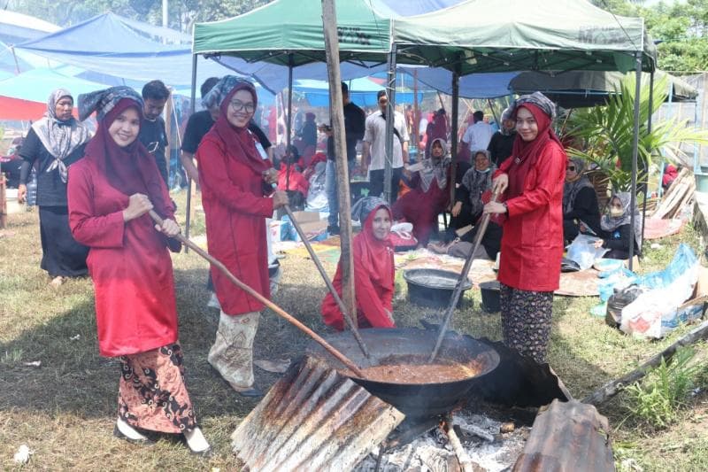 Warga Minang memasak rendang bagi korban erupsi Semeru. (Langgam/Dok Pemkab Dharmasraya)
