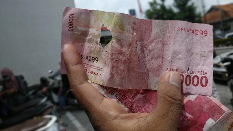 Ilustrasi: Uang sobek bisa ditukar ke BI. Ada syaratnya. (Youtube/ Saeful Anas)