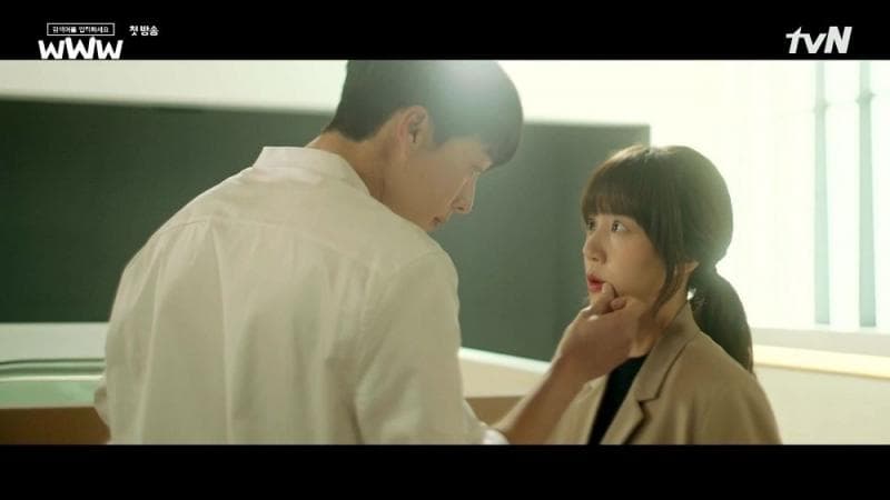 Dia nggak terganggu saat kamu melihatnya bersama orang lain. (Sedramabeans.com)