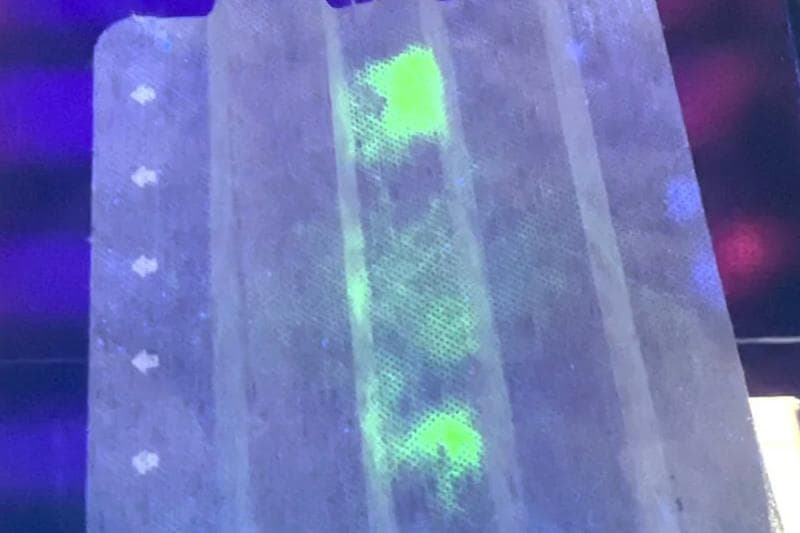 Filter masker khusus yang memantulkan cahaya saat disorot sinar UV. (Lofficiel/Kyoto Prefectural University)&nbsp;