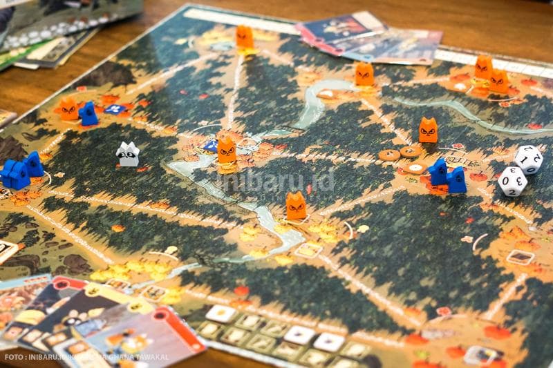 Potret board game Root A Game of Woodland Might and Right sedang dimainkan.