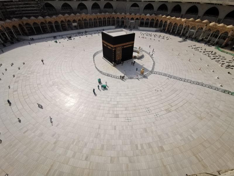 Kondisi Kabah di Mekah yang kosong setelah Pemerintah Arab Saudi mengeluarkan larangan umrah. (twitter.com/ahmed)