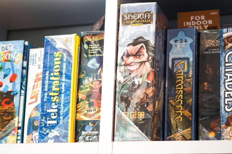 Beberapa jenis board game level medium party yang disediakan Dhadhu Cafe.