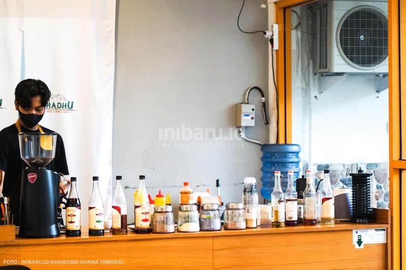 Team Dhadhu Cafe sedang meracik minuman pelanggan di cafe bar.