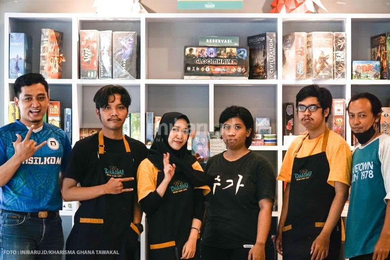 Ardiawan Bagus Harisa (kiri) founder Dhadhu Board Game Cafe bersama tim.&nbsp;