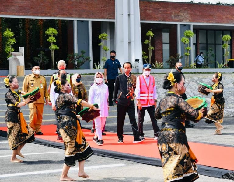 Presiden Jokowi didampingi Gubernur Jateng Ganjar Pranowo di Bandara Ngloram Blora. (Istimewa)
