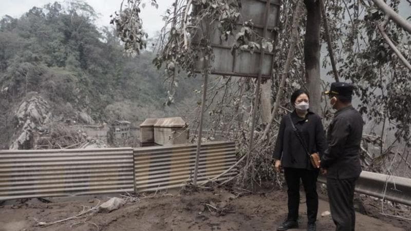Puan Maharani saat mengunjungi lokasi bencana erupsi Semeru. (Voi/Antara)
