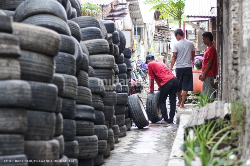 Gang sempit dijadikan lahan untuk menyimpan stok ban.