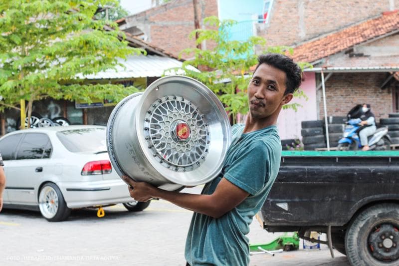 Salah seorang pedagang memamerkan velg.
