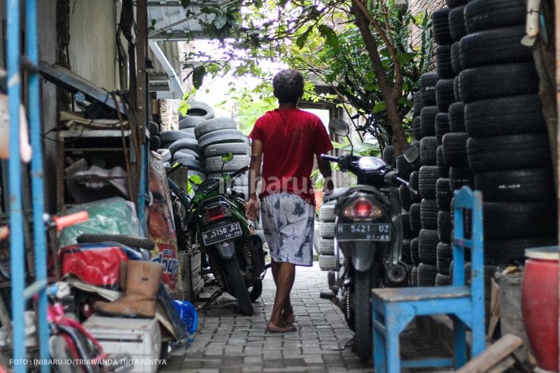 Gang sempit dijadikan lahan untuk menyimpan stok ban.